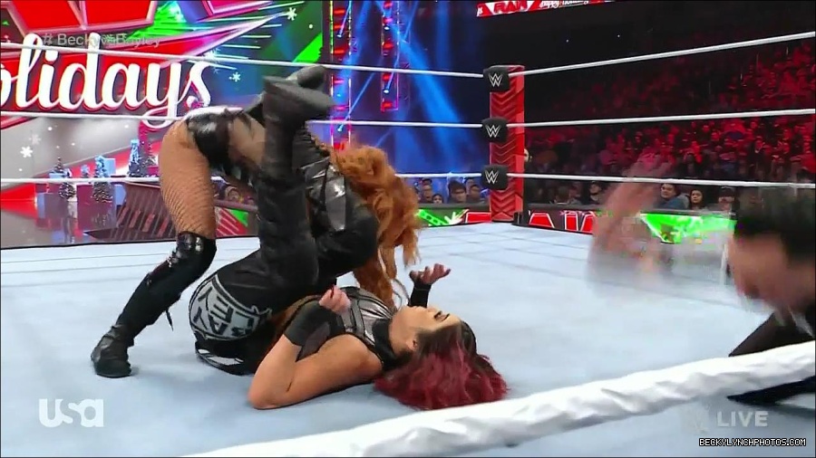 WWE_Monday_Night_Raw_2022_12_19_720p_HDTV_x264-NWCHD_mp4_005897095.jpg