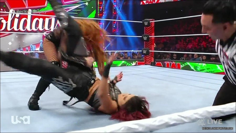WWE_Monday_Night_Raw_2022_12_19_720p_HDTV_x264-NWCHD_mp4_005897496.jpg