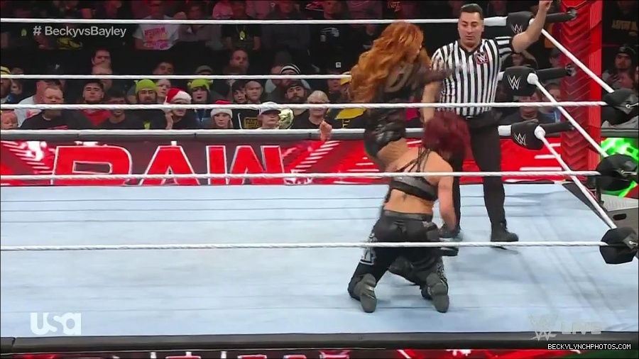 WWE_Monday_Night_Raw_2022_12_19_720p_HDTV_x264-NWCHD_mp4_005899097.jpg