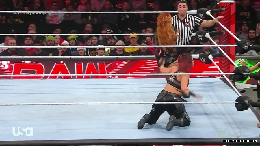WWE_Monday_Night_Raw_2022_12_19_720p_HDTV_x264-NWCHD_mp4_005899498.jpg