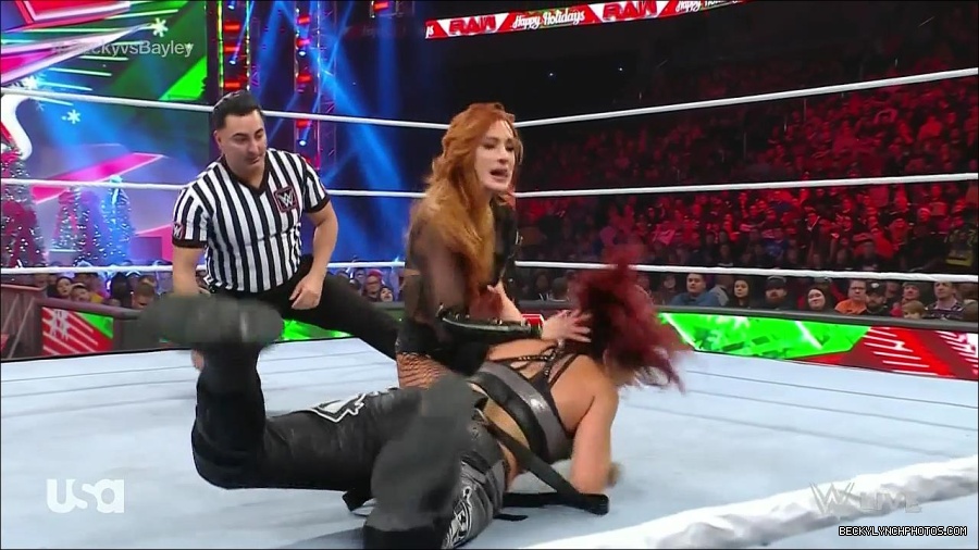 WWE_Monday_Night_Raw_2022_12_19_720p_HDTV_x264-NWCHD_mp4_005917516.jpg