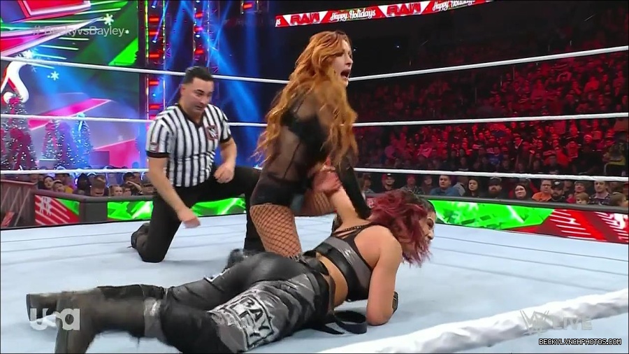 WWE_Monday_Night_Raw_2022_12_19_720p_HDTV_x264-NWCHD_mp4_005917916.jpg