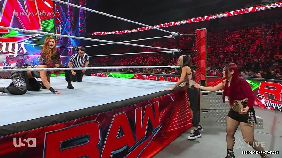 WWE_Monday_Night_Raw_2022_12_19_720p_HDTV_x264-NWCHD_mp4_005919117.jpg