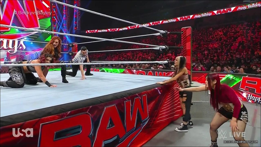 WWE_Monday_Night_Raw_2022_12_19_720p_HDTV_x264-NWCHD_mp4_005919518.jpg