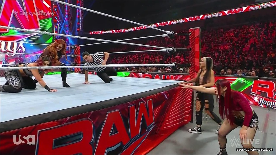 WWE_Monday_Night_Raw_2022_12_19_720p_HDTV_x264-NWCHD_mp4_005919918.jpg