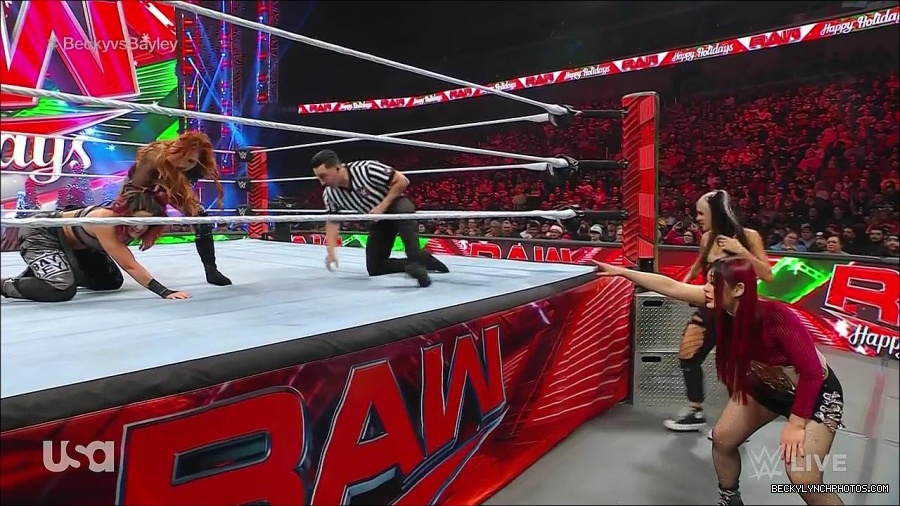 WWE_Monday_Night_Raw_2022_12_19_720p_HDTV_x264-NWCHD_mp4_005920318.jpg