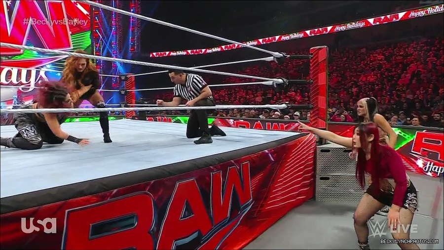 WWE_Monday_Night_Raw_2022_12_19_720p_HDTV_x264-NWCHD_mp4_005920719.jpg