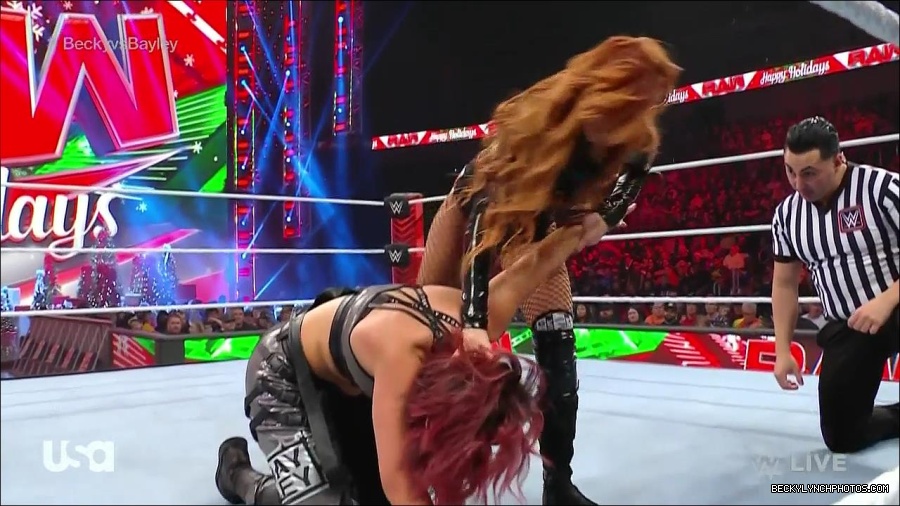 WWE_Monday_Night_Raw_2022_12_19_720p_HDTV_x264-NWCHD_mp4_005924723.jpg