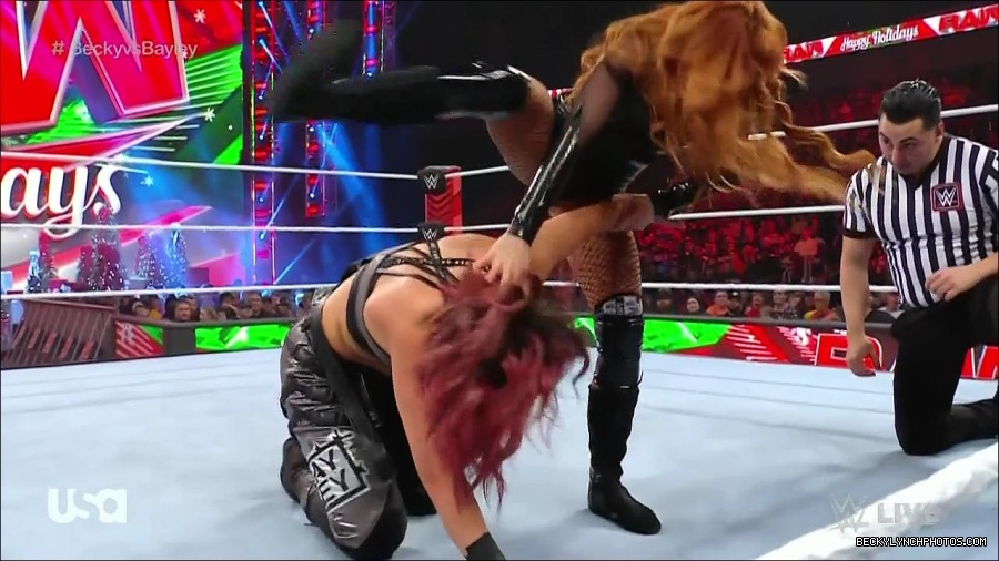 WWE_Monday_Night_Raw_2022_12_19_720p_HDTV_x264-NWCHD_mp4_005925123.jpg