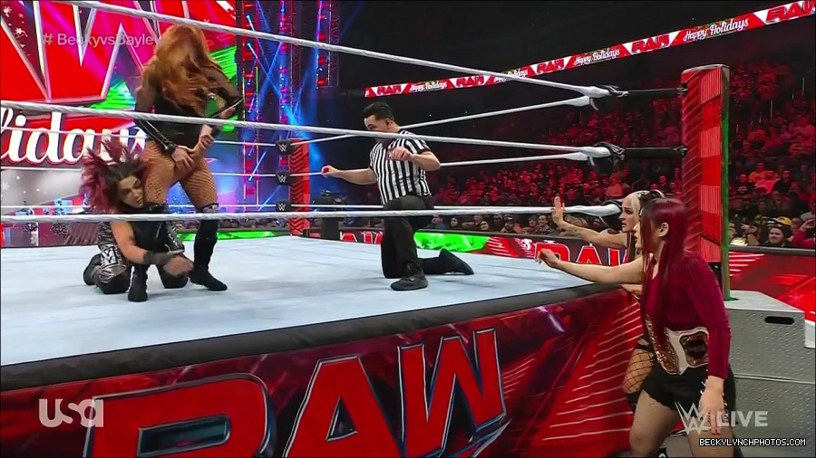 WWE_Monday_Night_Raw_2022_12_19_720p_HDTV_x264-NWCHD_mp4_005925924.jpg