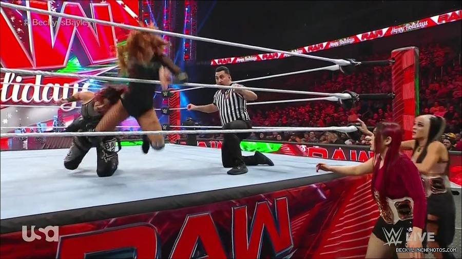 WWE_Monday_Night_Raw_2022_12_19_720p_HDTV_x264-NWCHD_mp4_005926725.jpg
