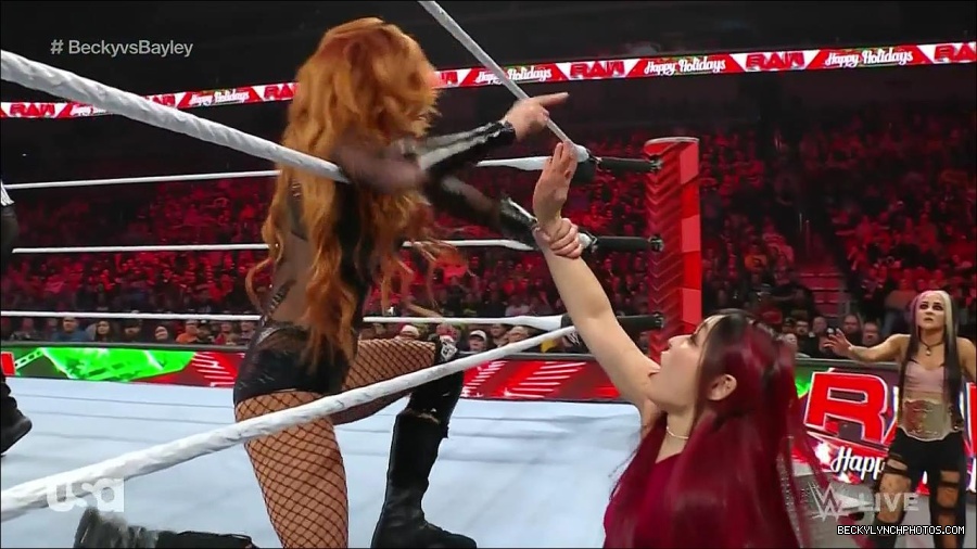 WWE_Monday_Night_Raw_2022_12_19_720p_HDTV_x264-NWCHD_mp4_005930328.jpg