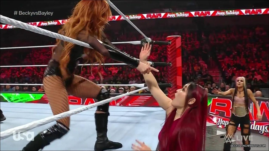 WWE_Monday_Night_Raw_2022_12_19_720p_HDTV_x264-NWCHD_mp4_005930729.jpg