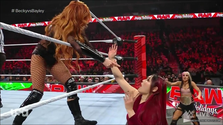 WWE_Monday_Night_Raw_2022_12_19_720p_HDTV_x264-NWCHD_mp4_005931129.jpg