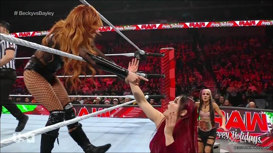 WWE_Monday_Night_Raw_2022_12_19_720p_HDTV_x264-NWCHD_mp4_005931530.jpg