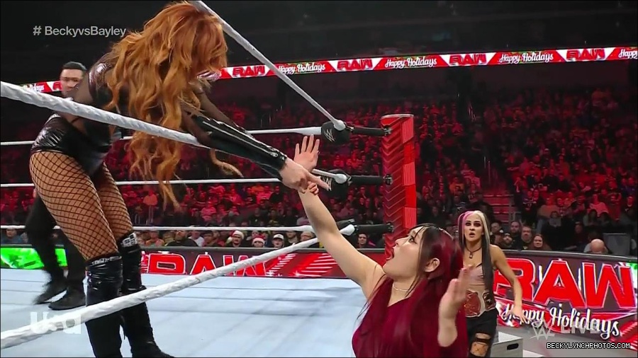 WWE_Monday_Night_Raw_2022_12_19_720p_HDTV_x264-NWCHD_mp4_005931930.jpg