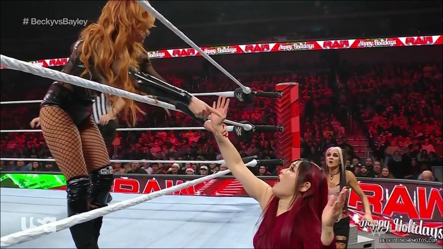 WWE_Monday_Night_Raw_2022_12_19_720p_HDTV_x264-NWCHD_mp4_005932330.jpg