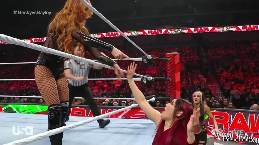 WWE_Monday_Night_Raw_2022_12_19_720p_HDTV_x264-NWCHD_mp4_005932731.jpg