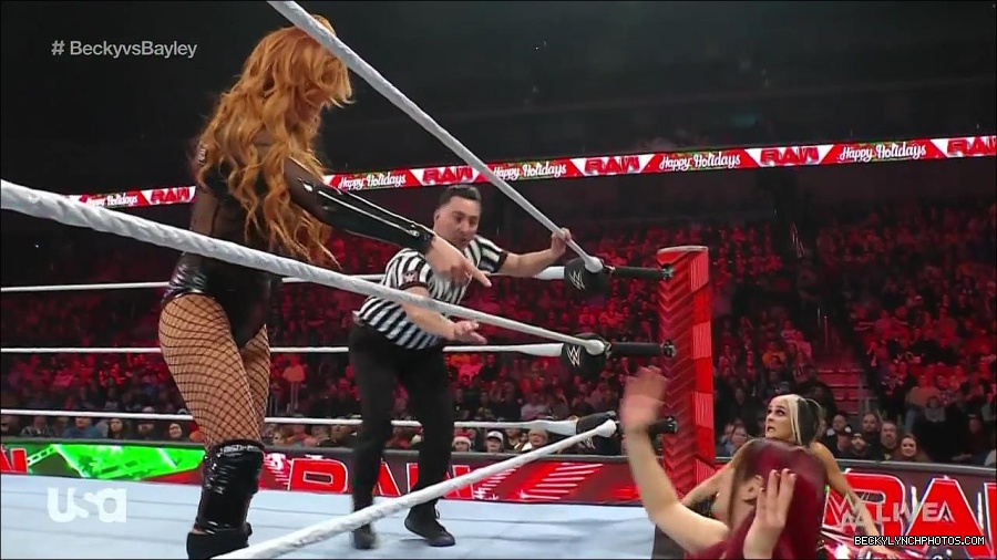 WWE_Monday_Night_Raw_2022_12_19_720p_HDTV_x264-NWCHD_mp4_005933131.jpg