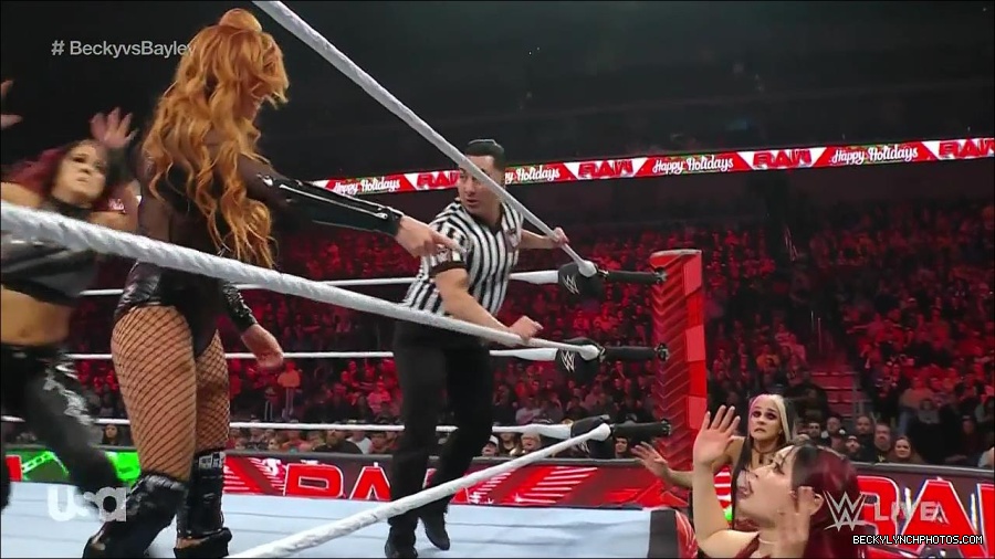 WWE_Monday_Night_Raw_2022_12_19_720p_HDTV_x264-NWCHD_mp4_005933532.jpg