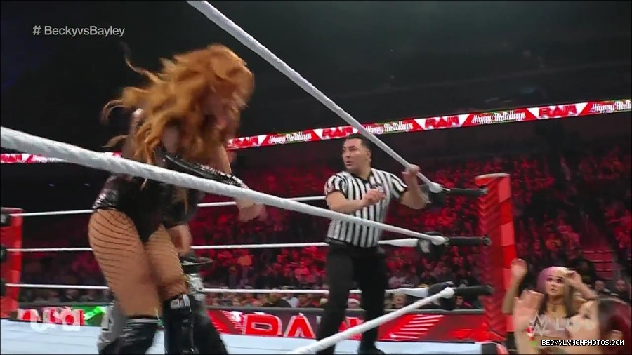 WWE_Monday_Night_Raw_2022_12_19_720p_HDTV_x264-NWCHD_mp4_005933932.jpg