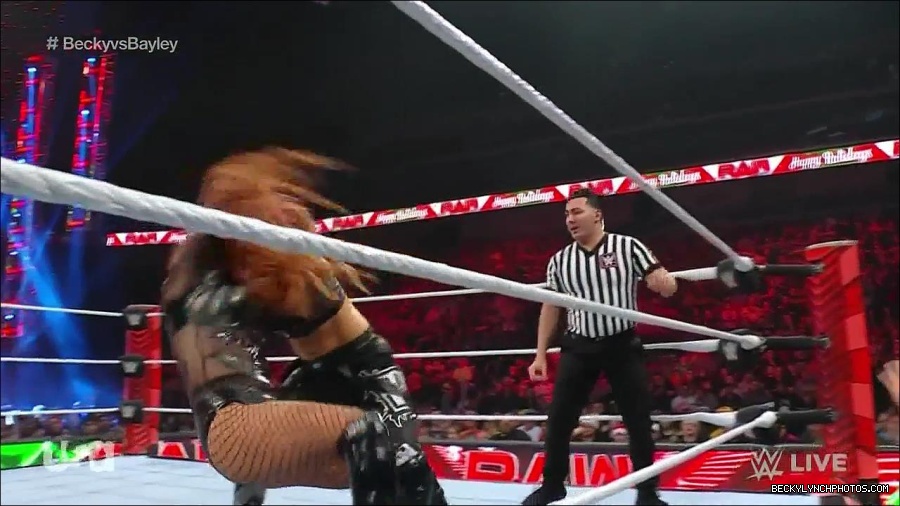 WWE_Monday_Night_Raw_2022_12_19_720p_HDTV_x264-NWCHD_mp4_005934332.jpg