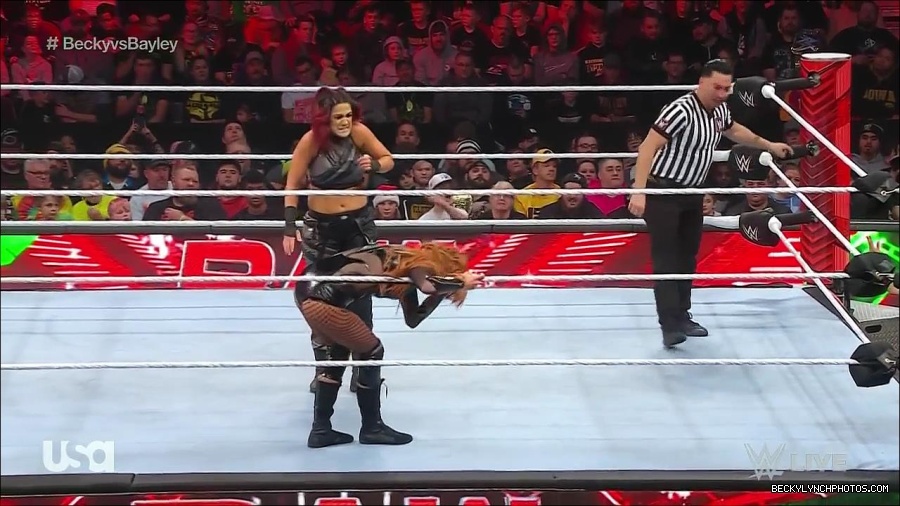 WWE_Monday_Night_Raw_2022_12_19_720p_HDTV_x264-NWCHD_mp4_005938737.jpg