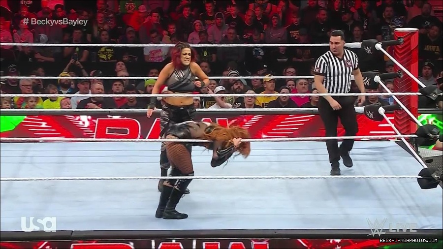 WWE_Monday_Night_Raw_2022_12_19_720p_HDTV_x264-NWCHD_mp4_005939137.jpg