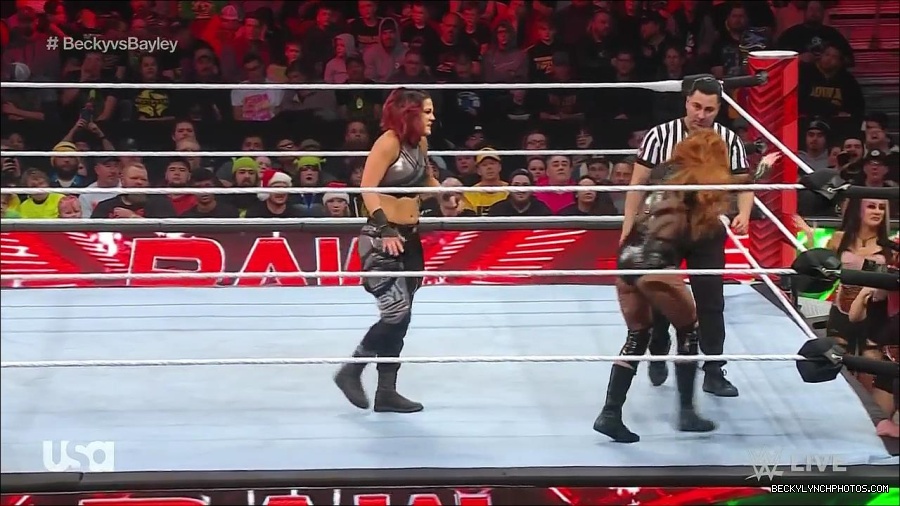 WWE_Monday_Night_Raw_2022_12_19_720p_HDTV_x264-NWCHD_mp4_005940739.jpg