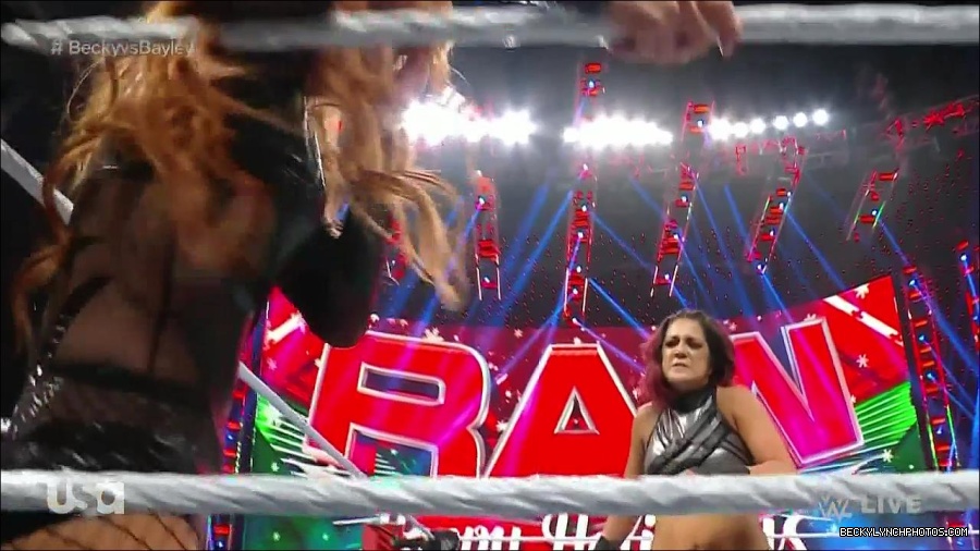 WWE_Monday_Night_Raw_2022_12_19_720p_HDTV_x264-NWCHD_mp4_005941139.jpg