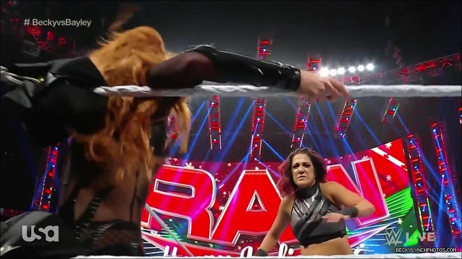 WWE_Monday_Night_Raw_2022_12_19_720p_HDTV_x264-NWCHD_mp4_005941540.jpg