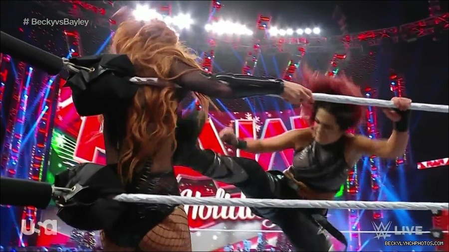 WWE_Monday_Night_Raw_2022_12_19_720p_HDTV_x264-NWCHD_mp4_005942340.jpg