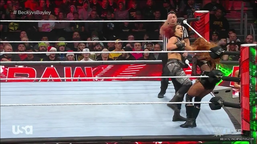 WWE_Monday_Night_Raw_2022_12_19_720p_HDTV_x264-NWCHD_mp4_005942741.jpg