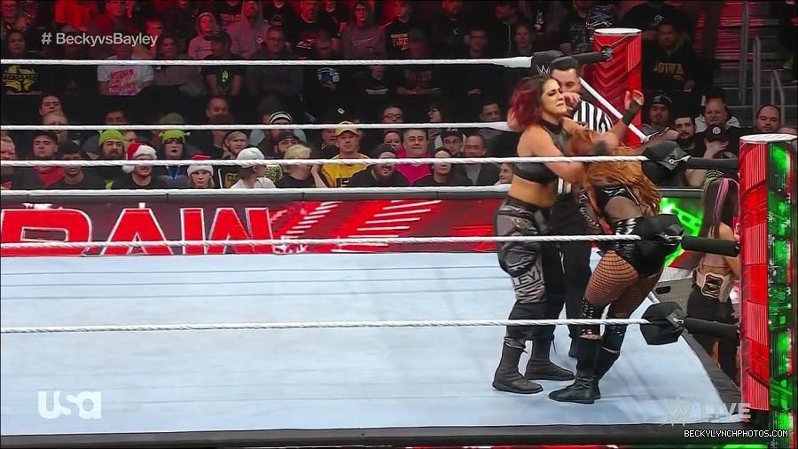 WWE_Monday_Night_Raw_2022_12_19_720p_HDTV_x264-NWCHD_mp4_005943942.jpg