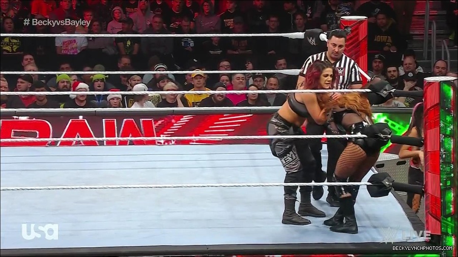 WWE_Monday_Night_Raw_2022_12_19_720p_HDTV_x264-NWCHD_mp4_005944342.jpg