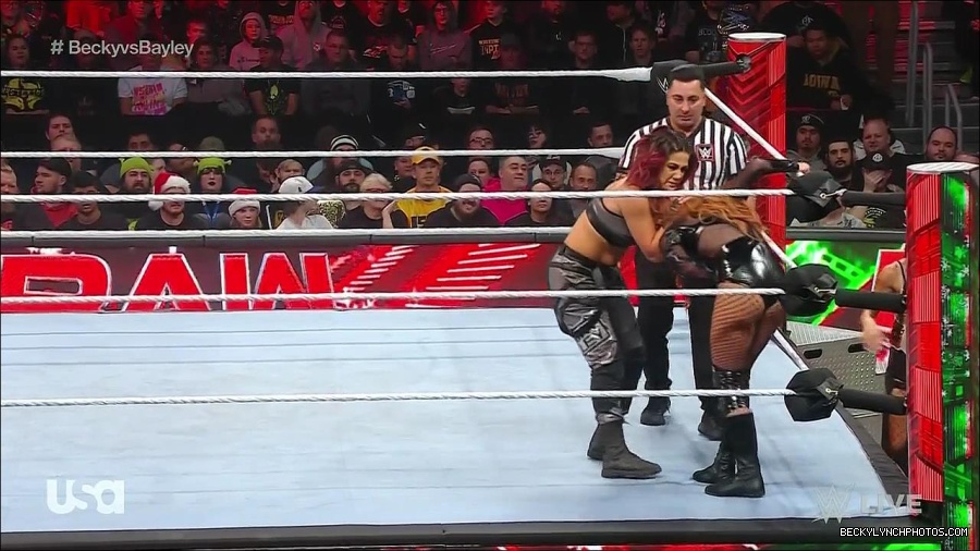 WWE_Monday_Night_Raw_2022_12_19_720p_HDTV_x264-NWCHD_mp4_005944743.jpg
