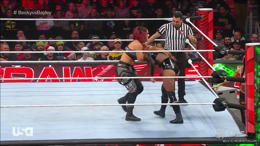 WWE_Monday_Night_Raw_2022_12_19_720p_HDTV_x264-NWCHD_mp4_005945544.jpg