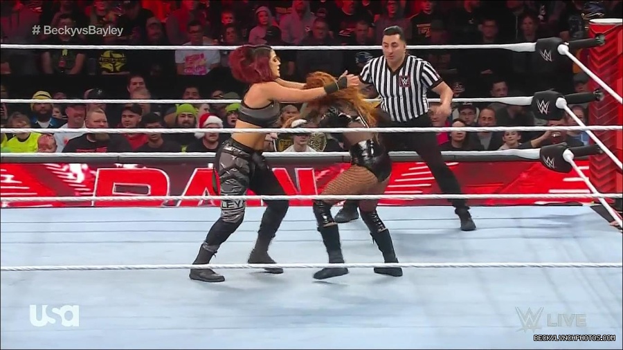 WWE_Monday_Night_Raw_2022_12_19_720p_HDTV_x264-NWCHD_mp4_005947145.jpg