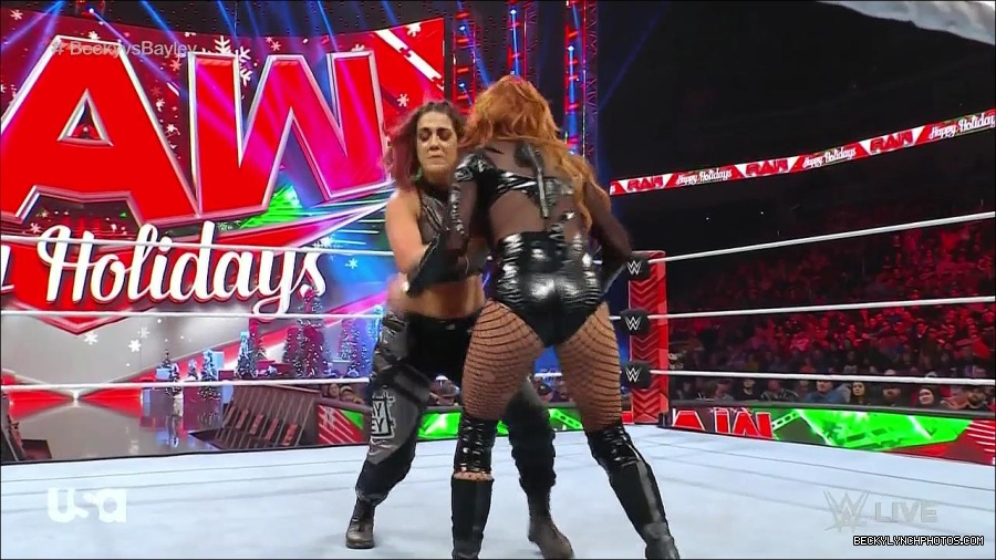 WWE_Monday_Night_Raw_2022_12_19_720p_HDTV_x264-NWCHD_mp4_005948346.jpg