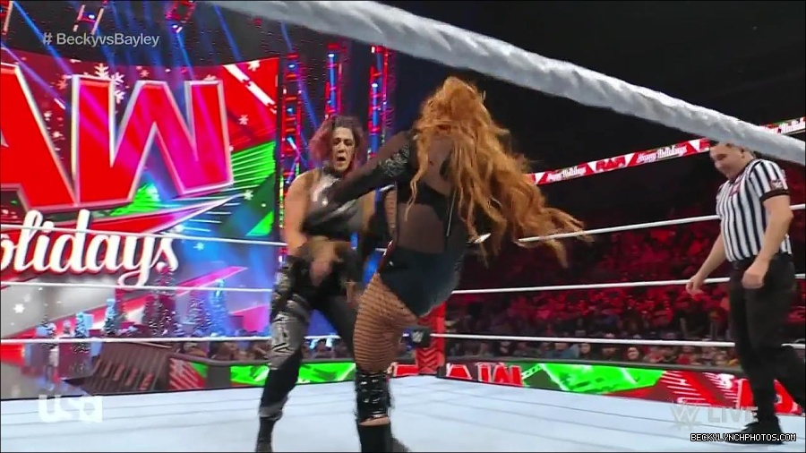 WWE_Monday_Night_Raw_2022_12_19_720p_HDTV_x264-NWCHD_mp4_005950348.jpg