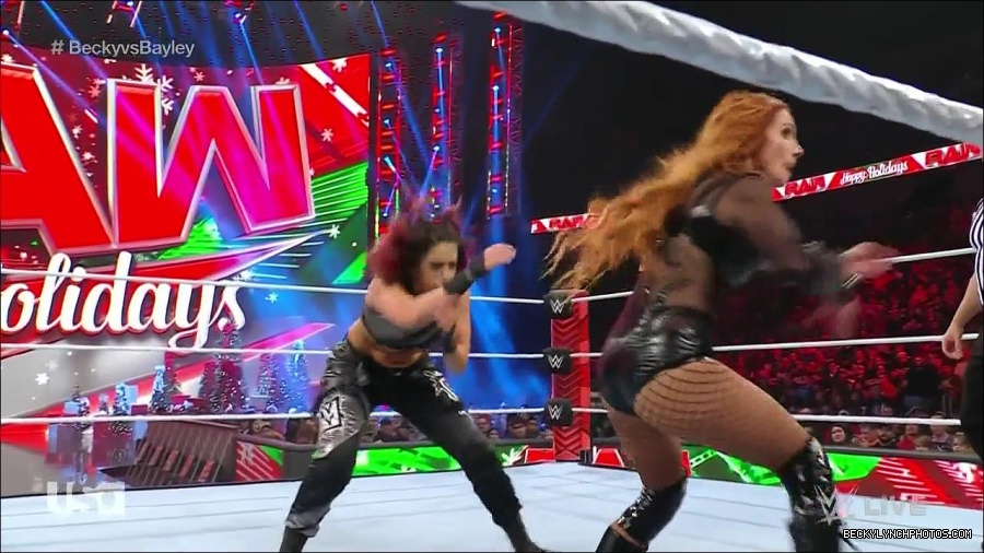 WWE_Monday_Night_Raw_2022_12_19_720p_HDTV_x264-NWCHD_mp4_005951149.jpg