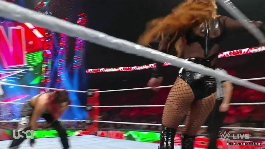 WWE_Monday_Night_Raw_2022_12_19_720p_HDTV_x264-NWCHD_mp4_005951550.jpg