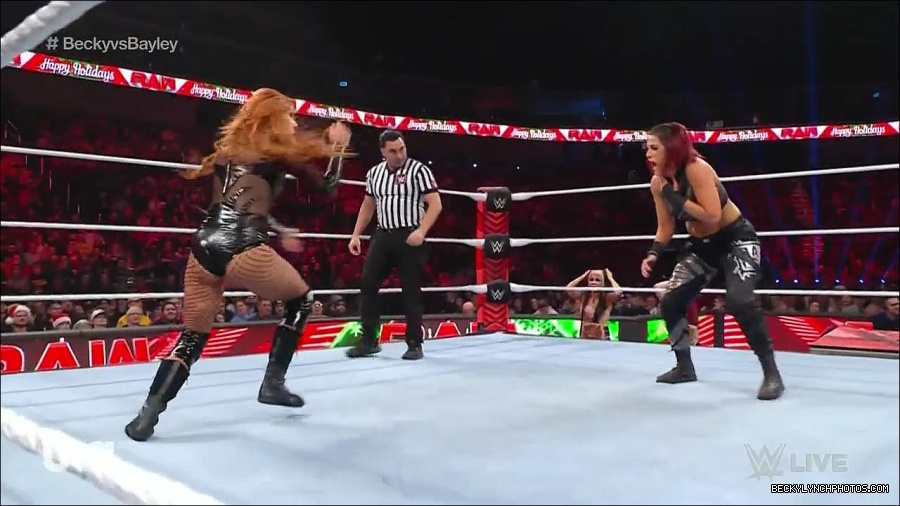 WWE_Monday_Night_Raw_2022_12_19_720p_HDTV_x264-NWCHD_mp4_005955153.jpg