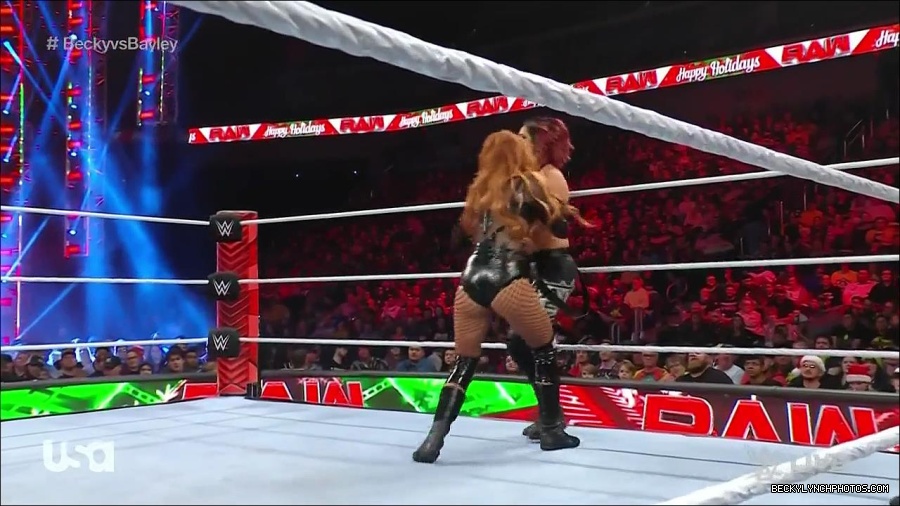 WWE_Monday_Night_Raw_2022_12_19_720p_HDTV_x264-NWCHD_mp4_005960759.jpg