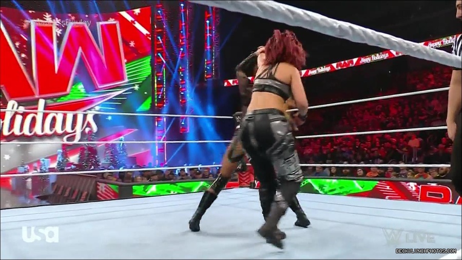 WWE_Monday_Night_Raw_2022_12_19_720p_HDTV_x264-NWCHD_mp4_005962360.jpg