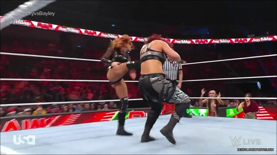WWE_Monday_Night_Raw_2022_12_19_720p_HDTV_x264-NWCHD_mp4_005965564.jpg