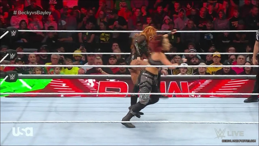 WWE_Monday_Night_Raw_2022_12_19_720p_HDTV_x264-NWCHD_mp4_005965964.jpg