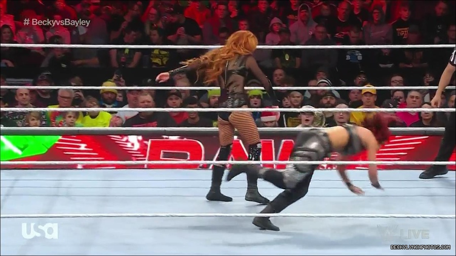 WWE_Monday_Night_Raw_2022_12_19_720p_HDTV_x264-NWCHD_mp4_005966364.jpg