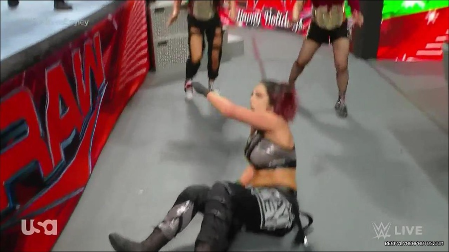 WWE_Monday_Night_Raw_2022_12_19_720p_HDTV_x264-NWCHD_mp4_005968767.jpg
