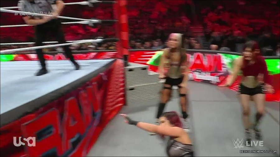 WWE_Monday_Night_Raw_2022_12_19_720p_HDTV_x264-NWCHD_mp4_005969568.jpg